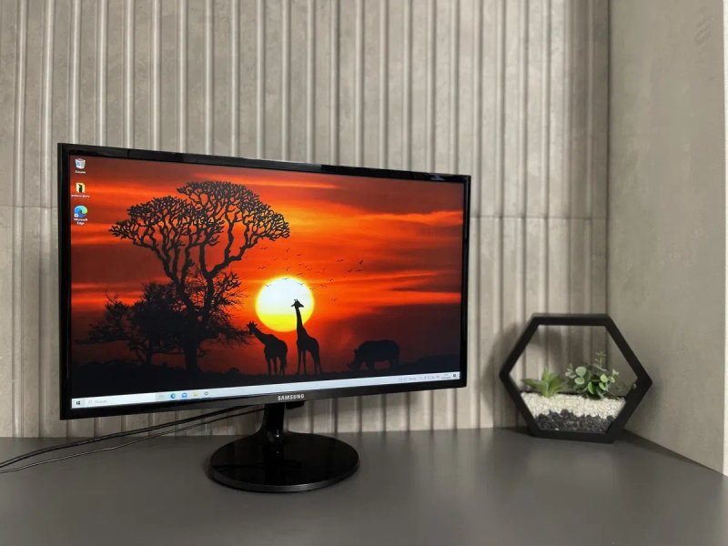Стильний PLS монітор на 24 дюйми Samsung 24F350F full hd — фото 7