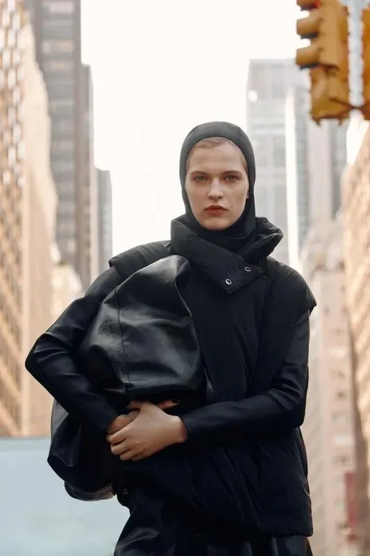 Стьобаний жилет zara  чорного кольору — фото 6