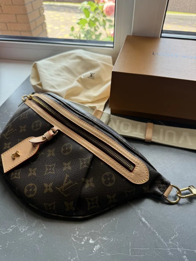 Сумка бананка Louis Vuitton — фото 4