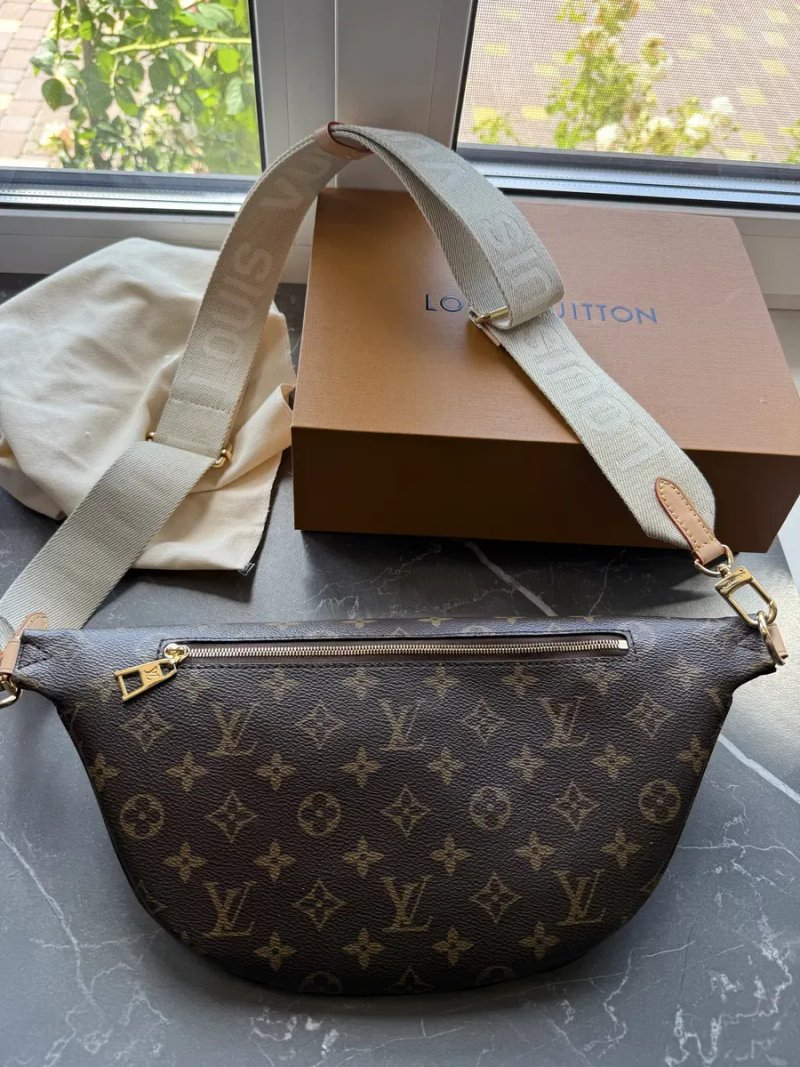Сумка бананка Louis Vuitton — фото 5