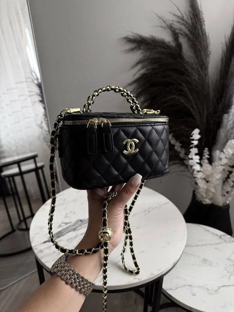 Сумка Chanel бочонок з написом, стильна міні-сумка в стилі Шанель — фото 3