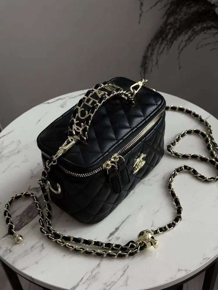 Сумка Chanel бочонок з написом, стильна міні-сумка в стилі Шанель — фото 4