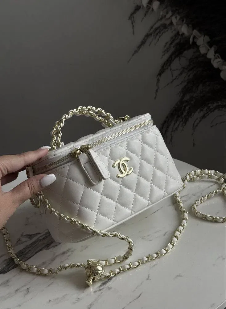 Сумка Chanel бочонок з написом, стильна міні-сумка в стилі Шанель — фото 5