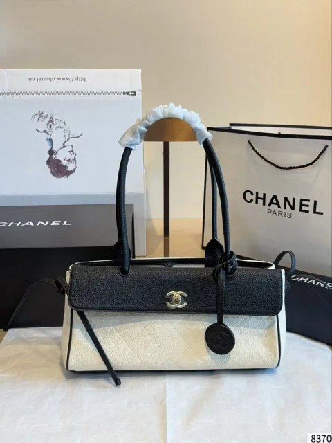 Сумка Chanel Urban Essential East West Small AS6288 31 см чорно-біла В НАЯВНОСТІ