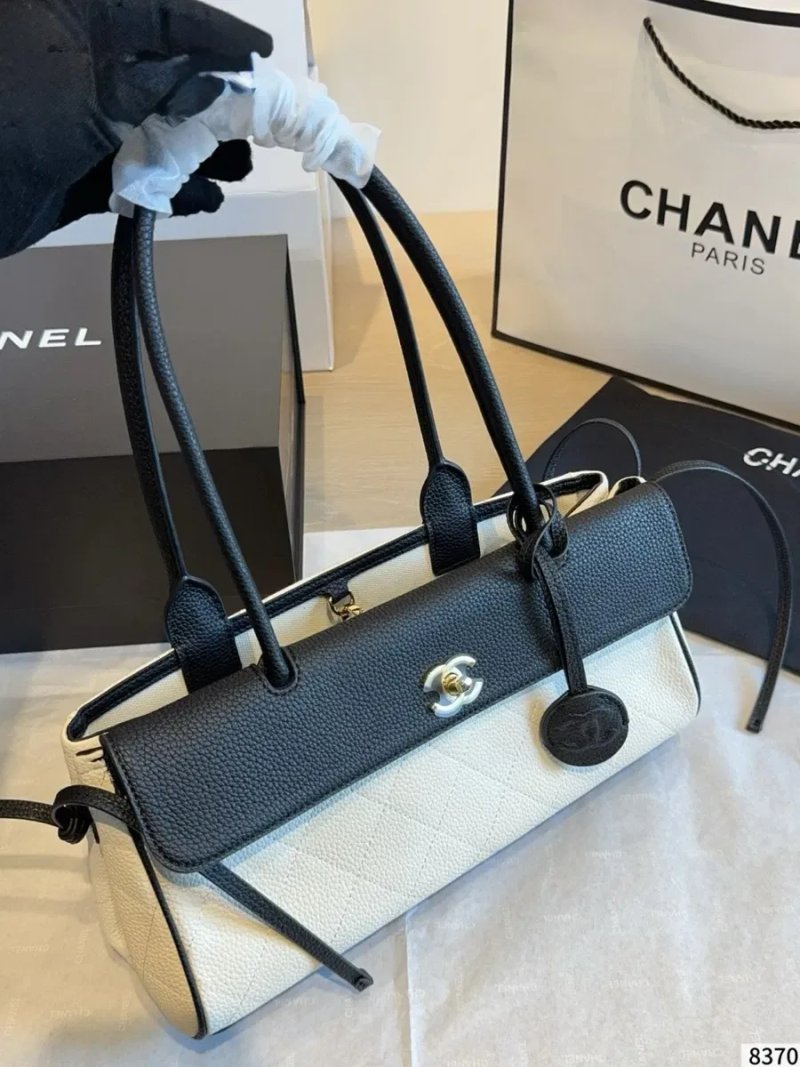 Сумка Chanel Urban Essential East West Small AS6288 31 см чорно-біла  В НАЯВНОСТІ — фото 2