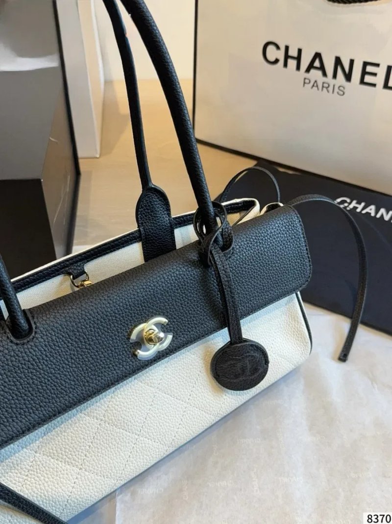 Сумка Chanel Urban Essential East West Small AS6288 31 см чорно-біла  В НАЯВНОСТІ — фото 3