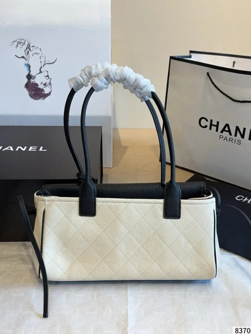 Сумка Chanel Urban Essential East West Small AS6288 31 см чорно-біла  В НАЯВНОСТІ — фото 4