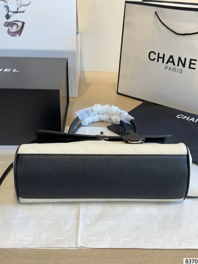 Сумка Chanel Urban Essential East West Small AS6288 31 см чорно-біла  В НАЯВНОСТІ — фото 5