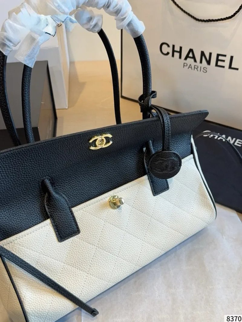 Сумка Chanel Urban Essential East West Small AS6288 31 см чорно-біла  В НАЯВНОСТІ — фото 6