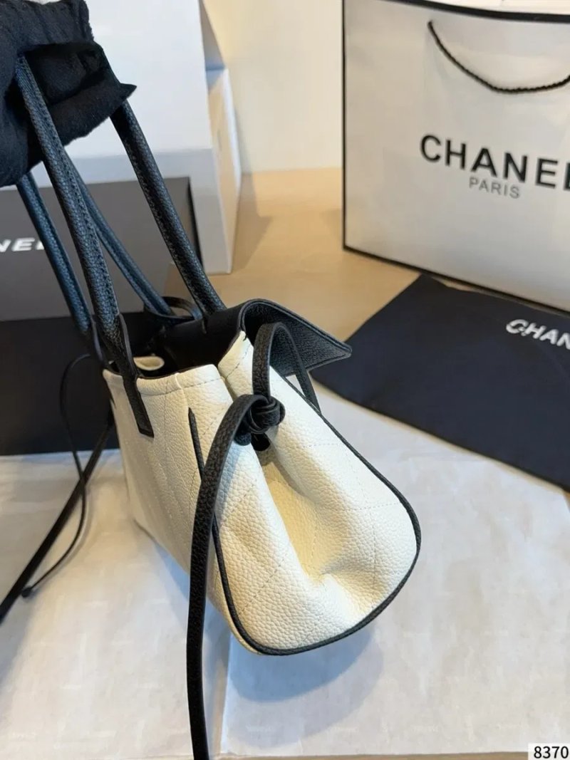 Сумка Chanel Urban Essential East West Small AS6288 31 см чорно-біла  В НАЯВНОСТІ — фото 7