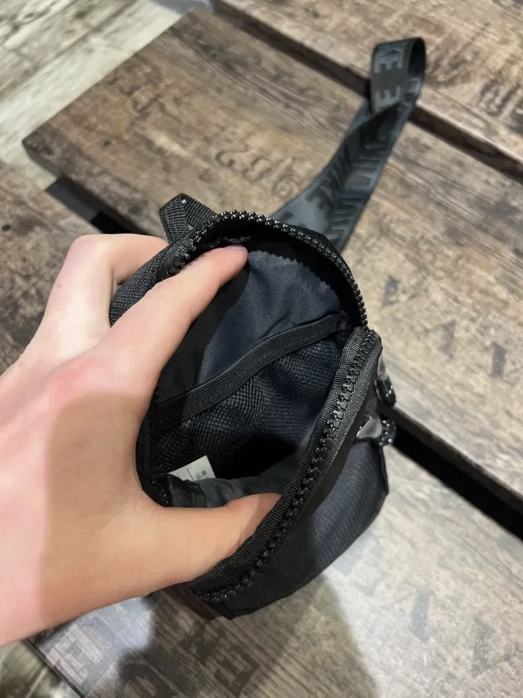 Сумка сумочка месенджер nike mini bag барсетка найк маленька міні чорн — фото 6