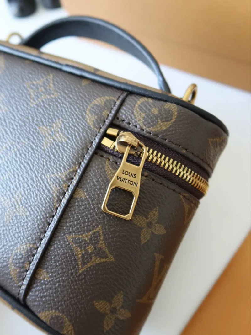 Сумочка жіноча коричнева Louis Vuitton Low Key Vanity Pouch луи витон сумка женская коричневая шкіряна шкіра натуральная кожа кожаная маленькая тренд — фото 6