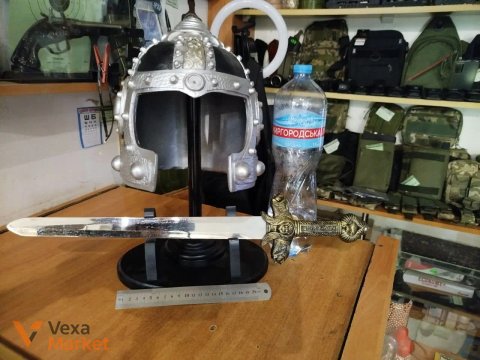 Сувенірний набір: шолом (метал) на підставці (дерево) з мечем (метал)