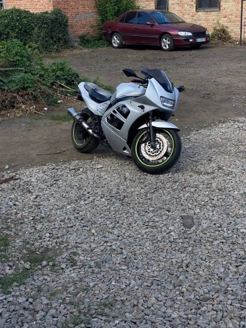 Suzuki RF900R можливий обмін