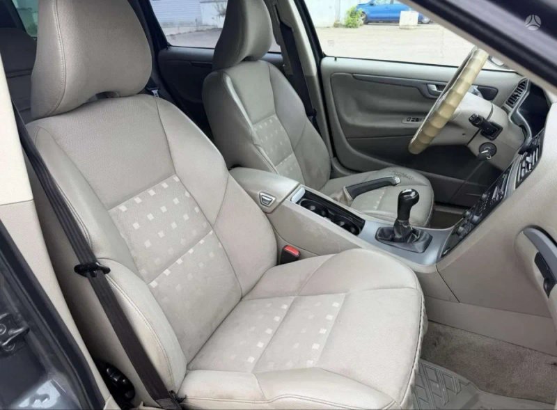 Свіжопригнана Volvo V-70 — фото 2