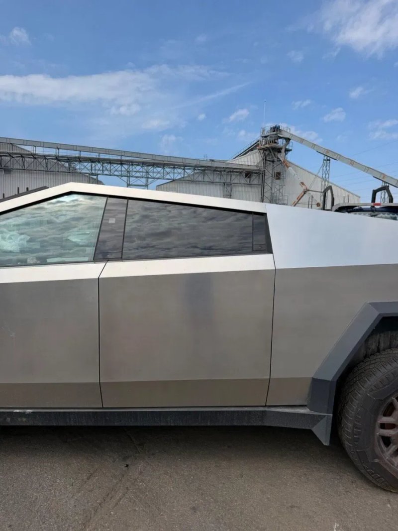 Tesla Cybertruck 24 рік — фото 3