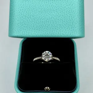 Каблучка в білому золоті з дімантом 1Ct в стилі Tiffany.