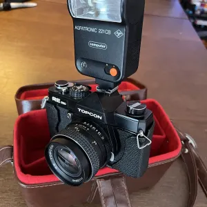 Фотопарат Topcon RE-200 + RE Topcor 55mm f/1.7 + спалах Agfatronic + оригінальний кофр