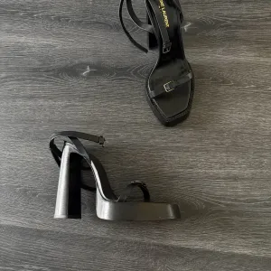 Босоніжки Yves Saint Laurent 41