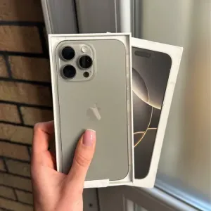 Apple iPhone  16 Pro Max 1Tb. (  Natural Titanium )