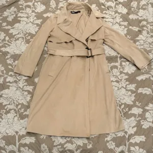 Продам женский плащ Zara . замш беж покупался в Европе