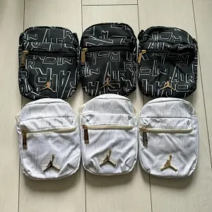 Cумка через плече Jordan Monogram Logo: Чорна, Біла