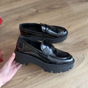 Шкіряні лакові лофери від ZARA