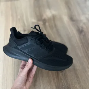 кросівки adidas (стелька 26)