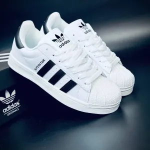 Adidas Superstar • незмінна класика серед кросівок • жіночі кросовки адідас • адідас суперстар • шкіряні жіночі красовки адідас • adidas жіночі