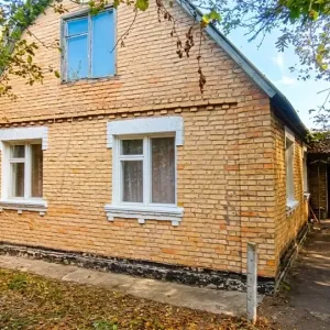 Продам будинок з ділянкою 5 соток. Є газ, центр. вода, єлектрика.