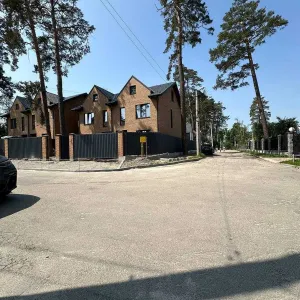 Дуплекс поруч з парком, школою з великою ділянкою!