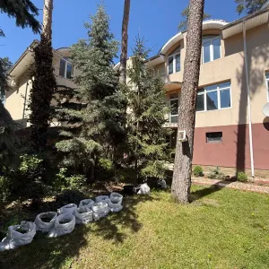 Таунхаус в локації центрального парку прямий виїзд на Соборну, гараж