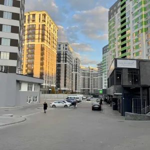 Оренда фасадного приміщення біля Центрального парку, без %