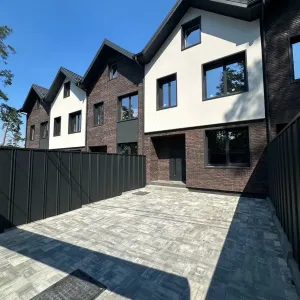 Продам таунхаус в місті Ірпінь на вул. Лисенка, 90 м² та мансарда 40 м², ділянка 1,6 сотки — 88 000 $. Власний передній двір. Вигідна ціна.