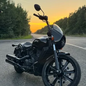 Прямий конкурент Harley-Davidson чудовий мотоцикл Indian Scout Rogue, 2022 рік
