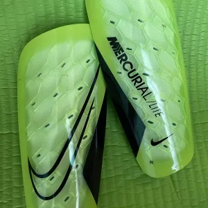 Щитки футбольные Nike mercurial lite