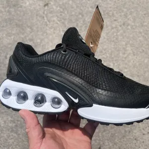 Кросівки чоловічі Nike Air Max DN black white в наявності