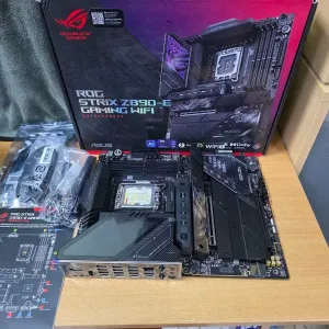 Материнська плата Asus ROG Strix Z890-E Gaming WiFi