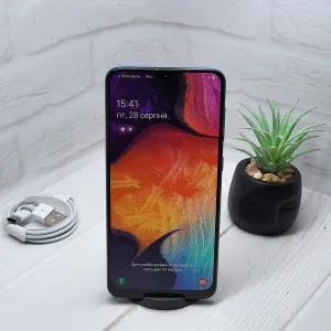 Продам телефон Samsung A50 4/64Gb NFC в гарному стані