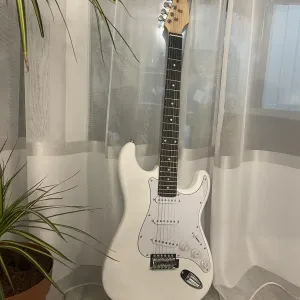 Електрогітара Rockstar біла + комплект аксесуарів