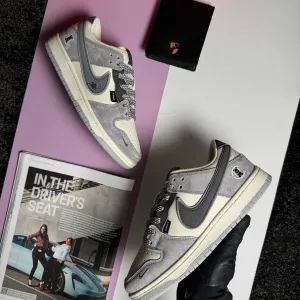 Жіночі кросівки найк данк лоу Nike SB Dunk Low x KAWS Grey Beige [36-41]