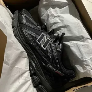 Оригінал чоловічі кросівки New Balance 1906R Black U1906ROE чорні Розміри: 45 / 44.5 / 44 / 43 / 42.5 / 42