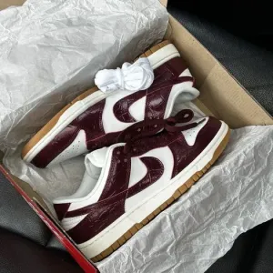 Nike SB Dunk Low Burgundy Croc жіночі кросівки найк сб данк бордові