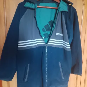 Двостороння вінтажна куртка Adidas 90-х (Фліс / Плащівка), є оригінальна бірка
