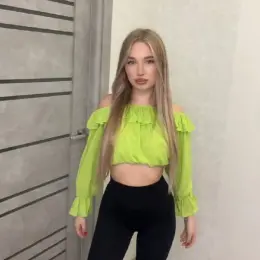 Жіночий комплект: яскраво-салатовий топ prettylittlething та чорні велосипедки