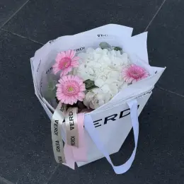 Розкішна композиція з білої гортензії, рожевих гербер та евкаліпту