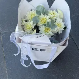 Елегантний букет із жоржин, калли та матіоли