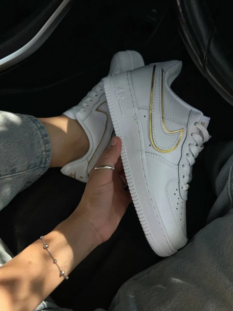 ТОП ПРОДАЖ! Nike Air Force 1 07 Essential White Gold 36 37 38 39 40 41 найк аір форс білі золоте лого — фото 4