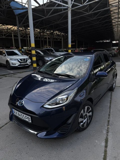 Toyota Aqua Yaris Prius C гібрид
