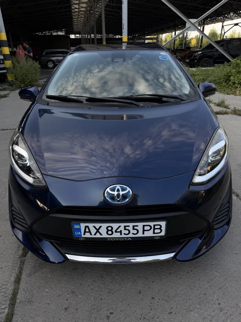 Toyota Aqua  Yaris  Prius C гібрид — фото 2